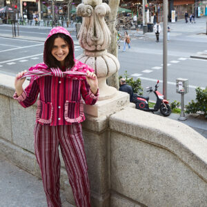 El pantalón de caminar mucho granate