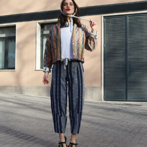 El pantalón de caminar mucho en marino