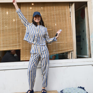 El pantalón de caminar mucho en rayas azules