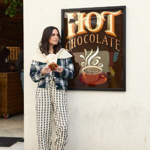 El pantalón de caminar mucho en blanco y negro